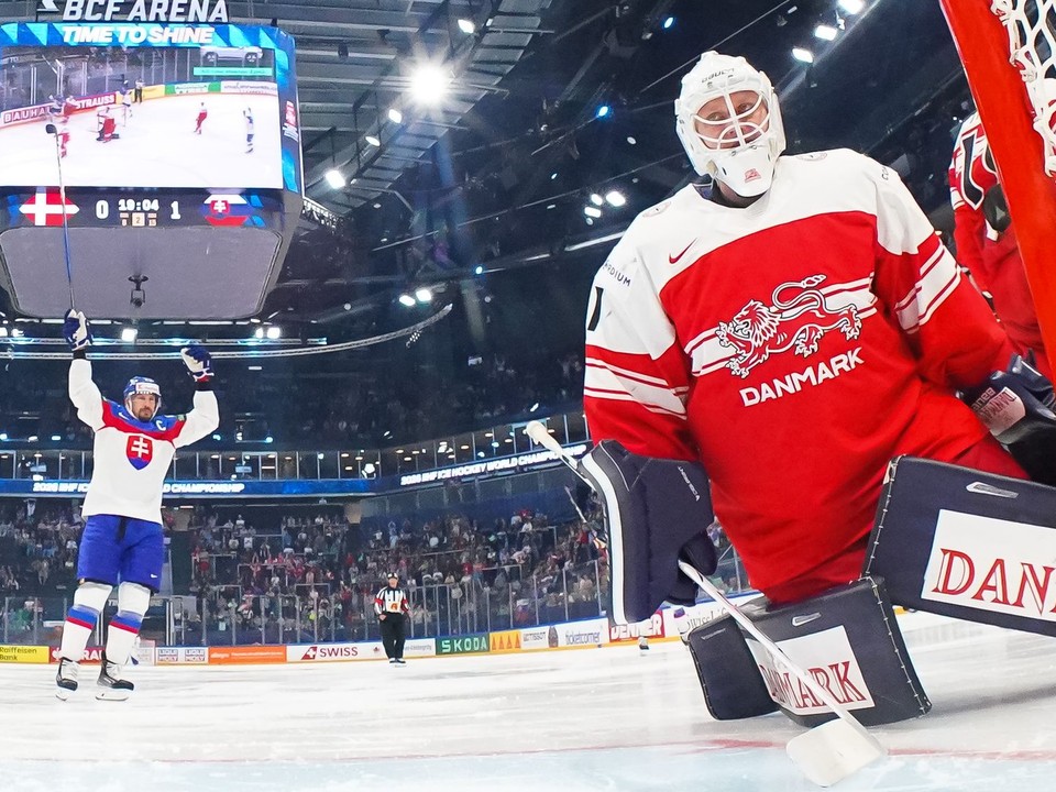 Dánsky brankár Nicolaj Henriksen po góle Adama Lišku v zápase Slovensko - Dánsko na MS 2026 v hokeji.
