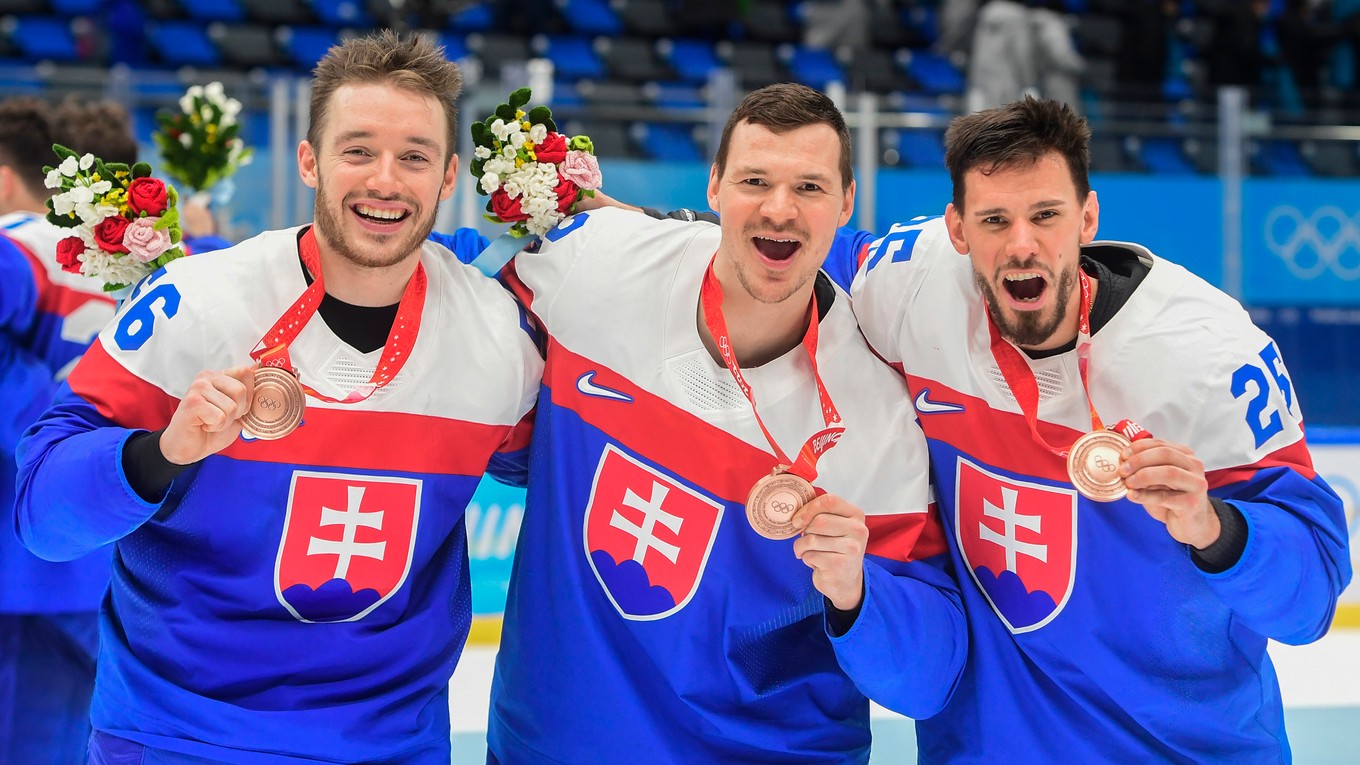 Slovenskí hokejisti s bronzovými medailami na ZOH 2022 v Pekingu.
