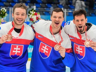 Slovenskí hokejisti s bronzovými medailami na ZOH 2022 v Pekingu.