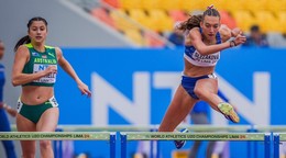 Rebecca Slezáková v rozbehu na 400 m cez prekážky na MS do 20 rokov.