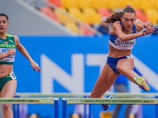 Rebecca Slezáková v rozbehu na 400 m cez prekážky na MS do 20 rokov.