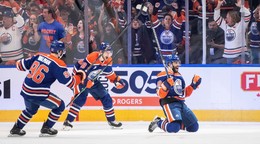 Hráči Edmontonu oslavujú gól