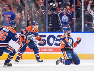 Hráči Edmontonu oslavujú gól