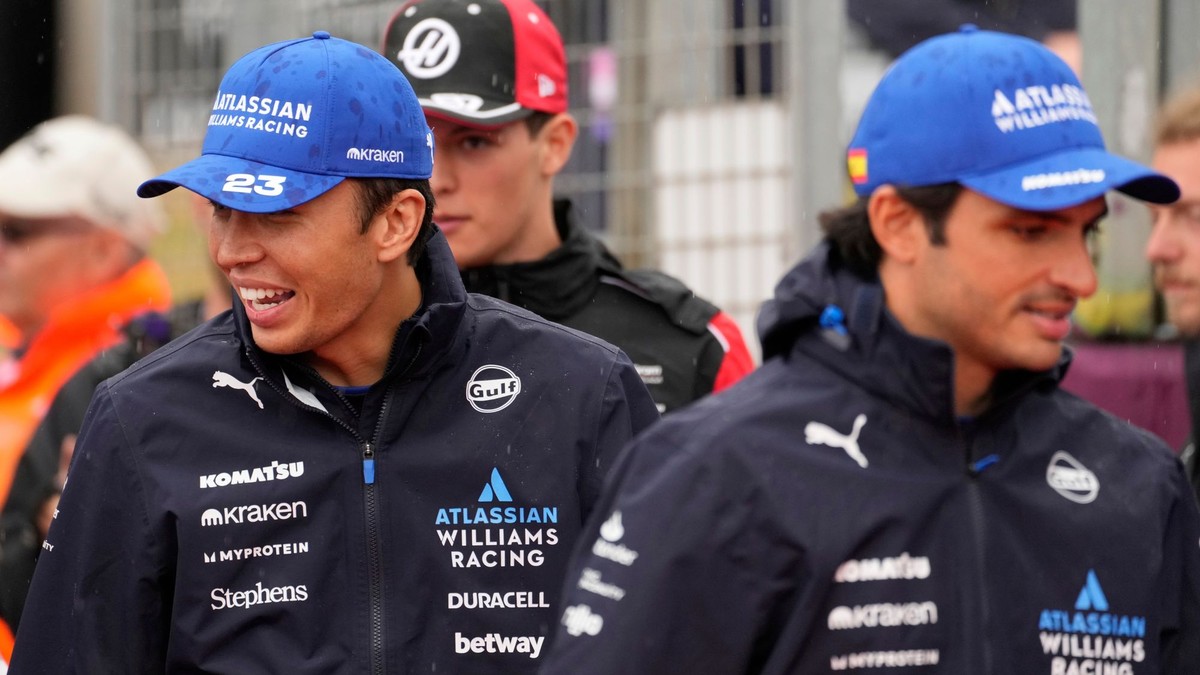 Jazdci tímu Williams Alexander Albon (vľavo) a Carlos Sainz.