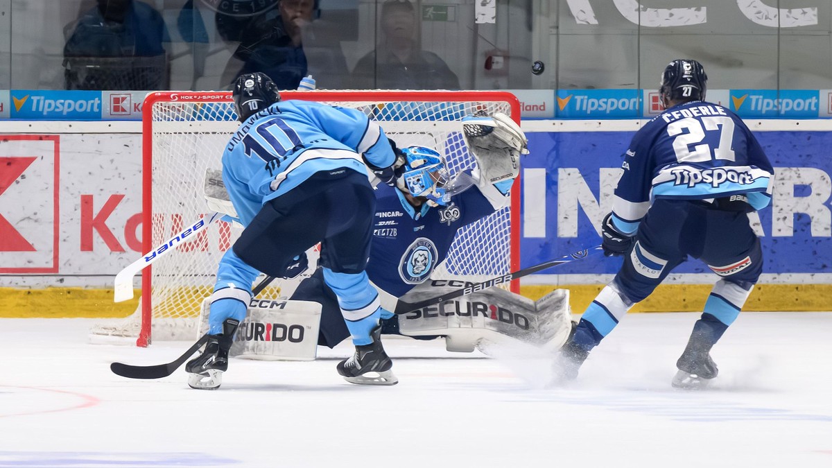 Na snímke zľava Ryan Dmowski (Bratislava), brankár Dylan Ferguson (Nitra) a Sebastian Čederle (Nitra).