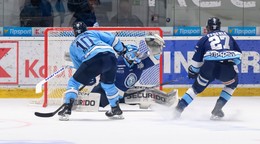 Na snímke zľava Ryan Dmowski (Bratislava), brankár Dylan Ferguson (Nitra) a Sebastian Čederle (Nitra).