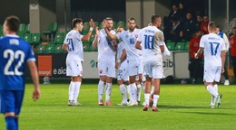 Futbalisti Slovenska oslavujú gól v zápase s Moldavskom.