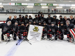 Nela Lopušanová so spoluhráčkami z Bishop Kearney Selects ako strieborné šampiónky turnaja Stoney Creek Unicersity Showcase.