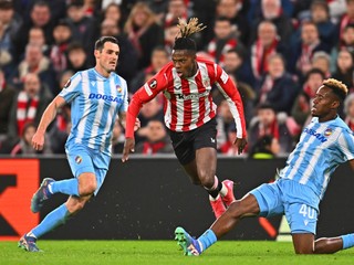 Nico Williams (v strede) a Sampson Dweh v zápase Athletic Bilbao - Viktoria Plzeň v 8. kole ligovej fázy Európskej ligy.