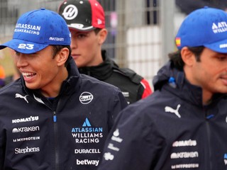 Jazdci tímu Williams Alexander Albon (vľavo) a Carlos Sainz.