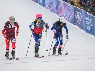 Slovenská reprezentantka v skialpinizme  Marianna Jagerčíková (druhá sprava). 