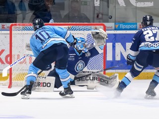 Na snímke zľava Ryan Dmowski (Bratislava), brankár Dylan Ferguson (Nitra) a Sebastian Čederle (Nitra).