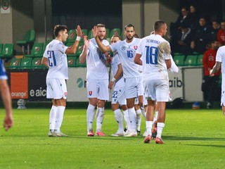 Futbalisti Slovenska oslavujú gól v zápase s Moldavskom.