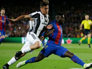 Samuel Umtiti (vpravo) zvádza súboj o loptu s Paulom Dybalom z Juventusu.