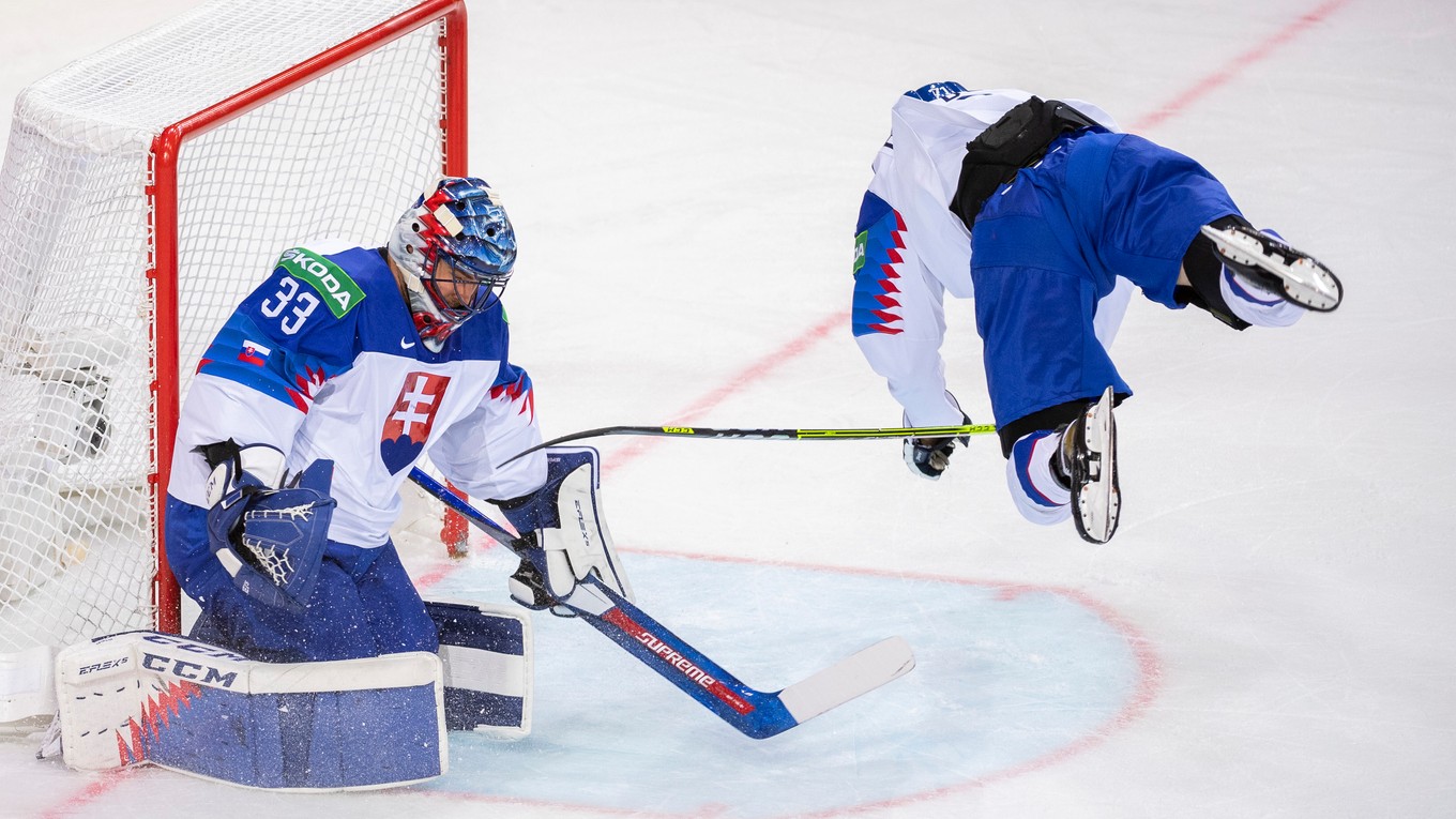 Brankár Július Hudáček a Marek Ďaloga v zápase Slovensko - Rusko na MS v hokeji 2021.