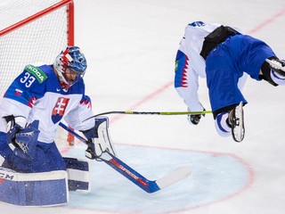 Brankár Július Hudáček a Marek Ďaloga v zápase Slovensko - Rusko na MS v hokeji 2021.