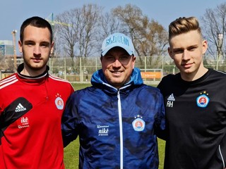 Brankári Branislav Chudík (vľavo) a Adam Hrdina v tréningovom procese s A-mužstvom Slovana na jar 2021.