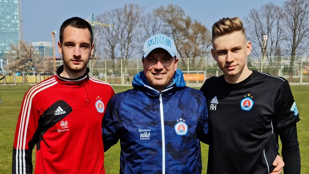 Brankári Branislav Chudík (vľavo) a Adam Hrdina v tréningovom procese s A-mužstvom Slovana na jar 2021.