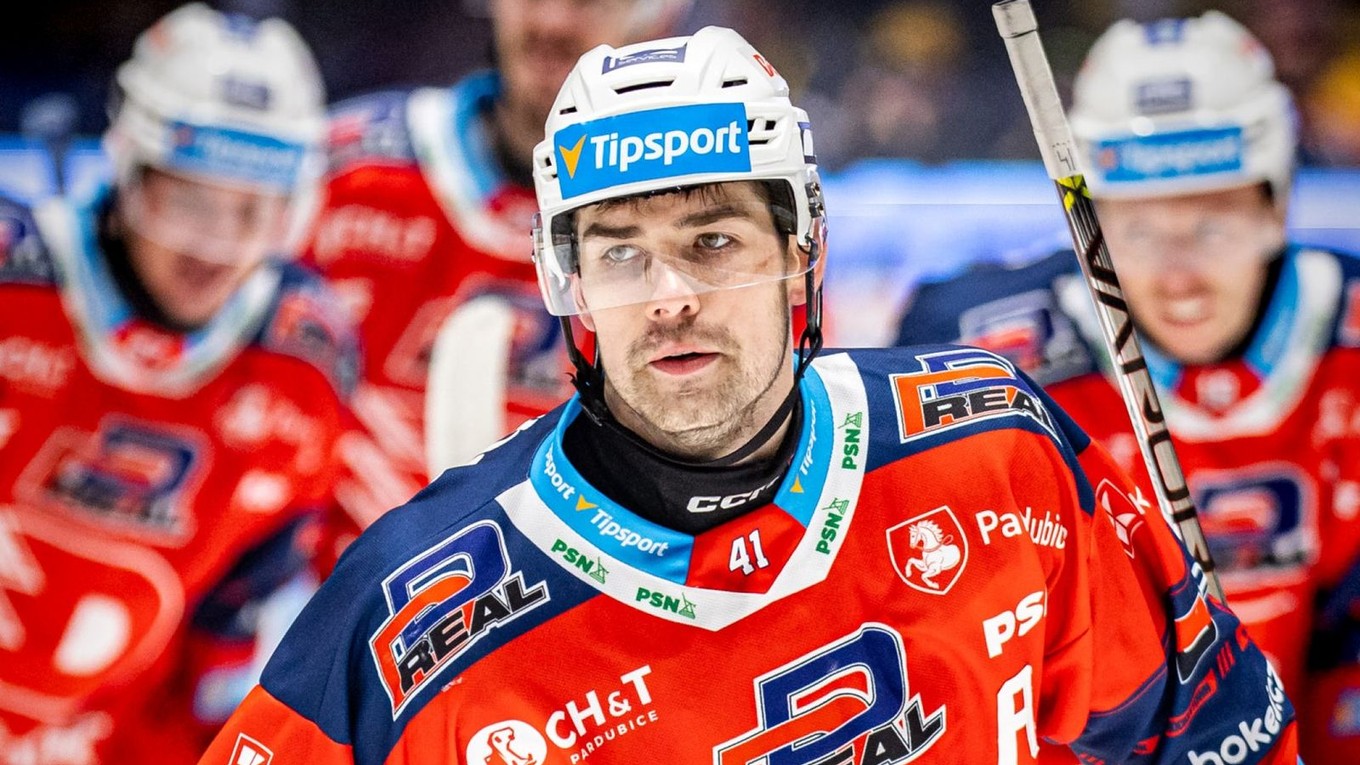 Slovenský obranca Peter Čerešňák v službách tímu HC Dynamo Pardubice.