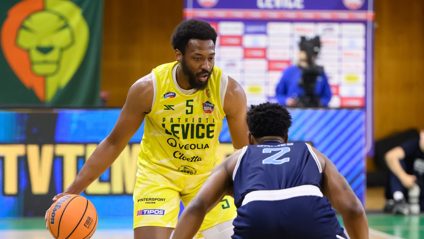 Na snímke zľava Keith Andre Wesson Jr. (Levice) a Christian Tyler James (Bratislava) v prvom zápase finále play off Tipos SBL.