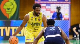 Na snímke zľava Keith Andre Wesson Jr. (Levice) a Christian Tyler James (Bratislava) v prvom zápase finále play off Tipos SBL.