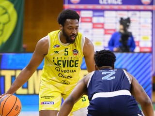 Na snímke zľava Keith Andre Wesson Jr. (Levice) a Christian Tyler James (Bratislava) v prvom zápase finále play off Tipos SBL.