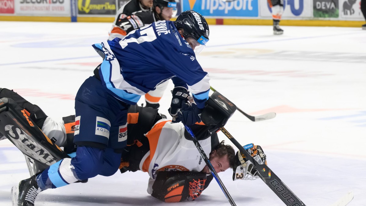 Na snímke zľava Matej Paulovič (Nitra) a brankár Vladimír Glosár (Michalovce) v 1. zápase štvrťfinále.