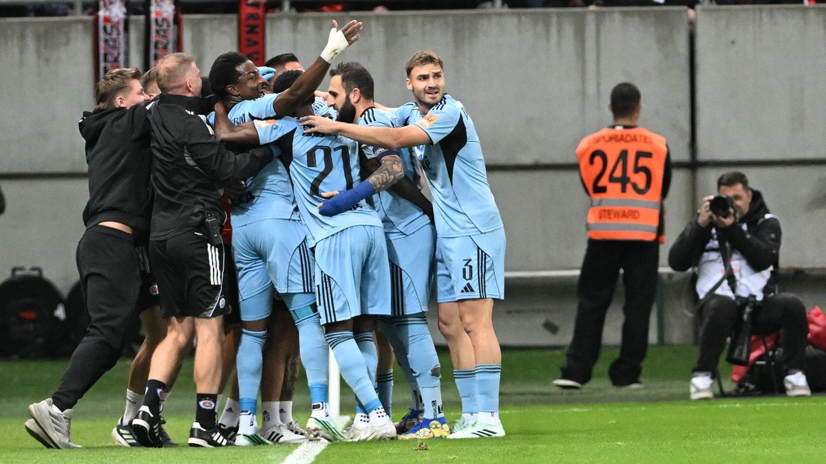 Radosť hráčov Slovana po strelení gólu počas zápasu 11. kola Niké ligy medzi FC Spartak Trnava a ŠK Slovan Bratislava.