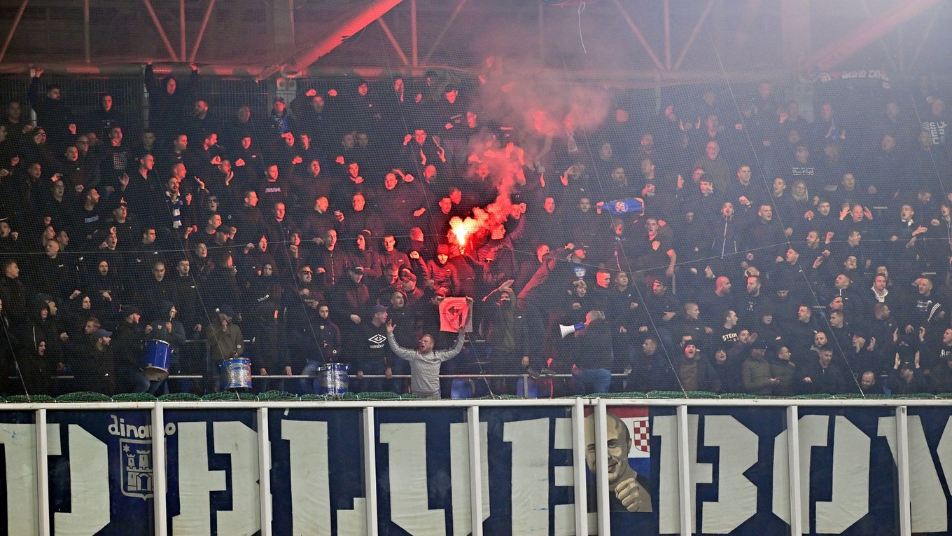 Fanúšikovia Dinama povzbudzujú počas zápasu ŠK Slovan Bratislava - Dinamo Záhreb.