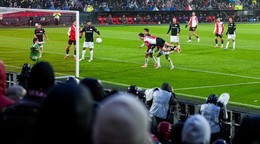 Leo Sauer strieľa gól. 