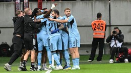 Radosť hráčov Slovana po strelení gólu počas zápasu 11. kola Niké ligy medzi FC Spartak Trnava a ŠK Slovan Bratislava.