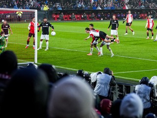 Leo Sauer strieľa gól. 