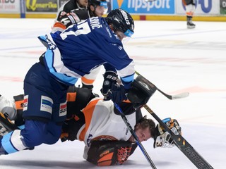 Na snímke zľava Matej Paulovič (Nitra) a brankár Vladimír Glosár (Michalovce) v 1. zápase štvrťfinále.