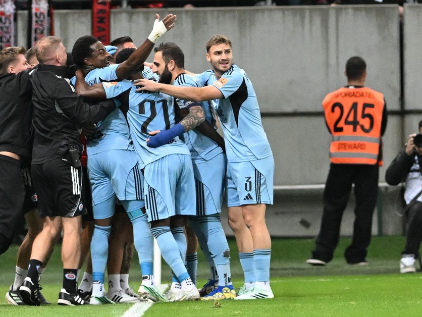 Radosť hráčov Slovana po strelení gólu počas zápasu 11. kola Niké ligy medzi  FC Spartak Trnava a ŠK Slovan Bratislava.
