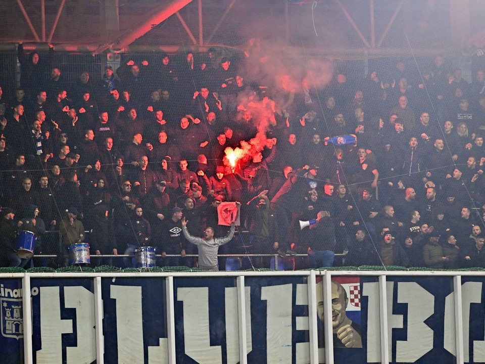 Fanúšikovia Dinama povzbudzujú počas zápasu ŠK Slovan Bratislava - Dinamo Záhreb.