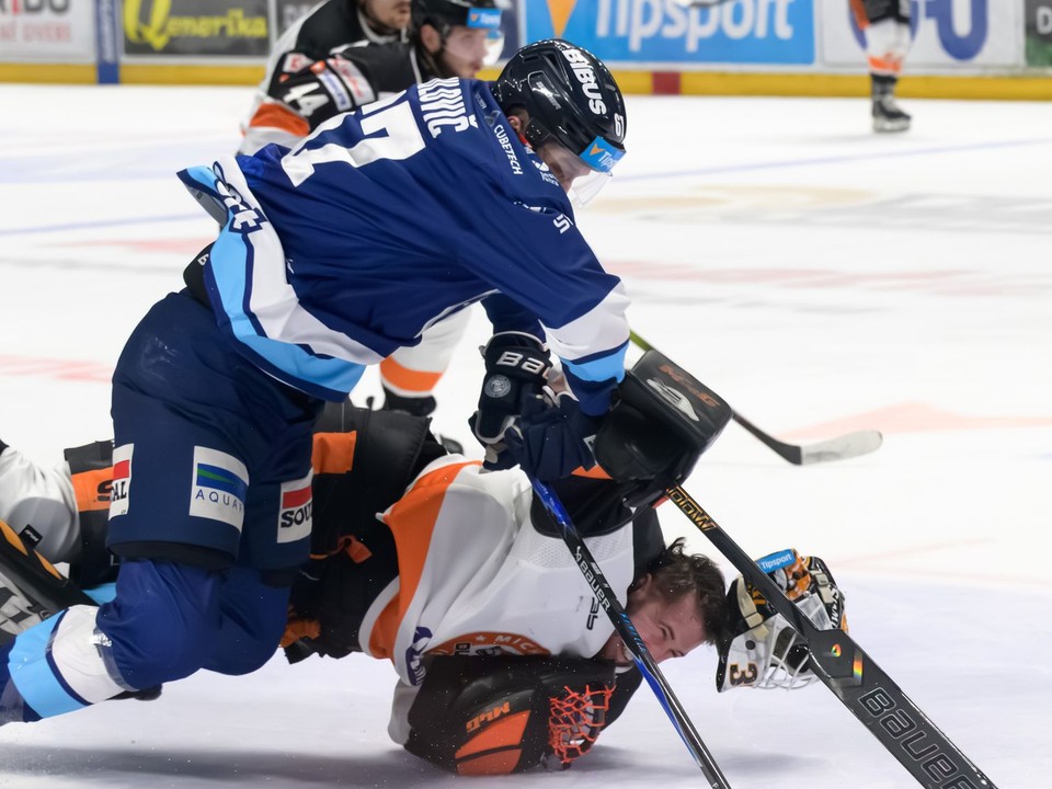 Na snímke zľava Matej Paulovič (Nitra) a brankár Vladimír Glosár (Michalovce) v 1. zápase štvrťfinále.