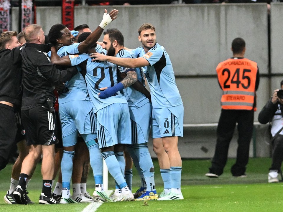 Radosť hráčov Slovana po strelení gólu počas zápasu 11. kola Niké ligy medzi FC Spartak Trnava a ŠK Slovan Bratislava.