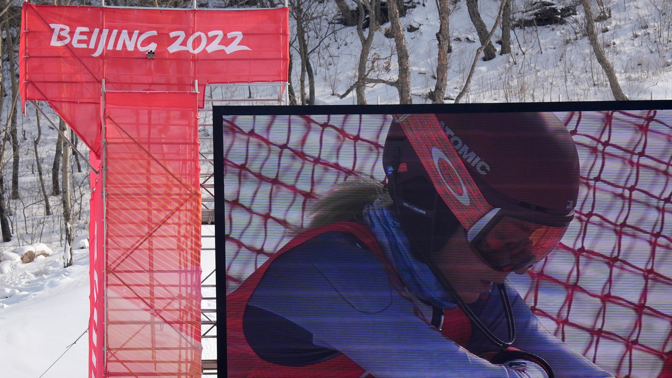Mikaela Shiffrinová na veľkoplošnej obrazovke na ZOH 2022 v Pekingu.