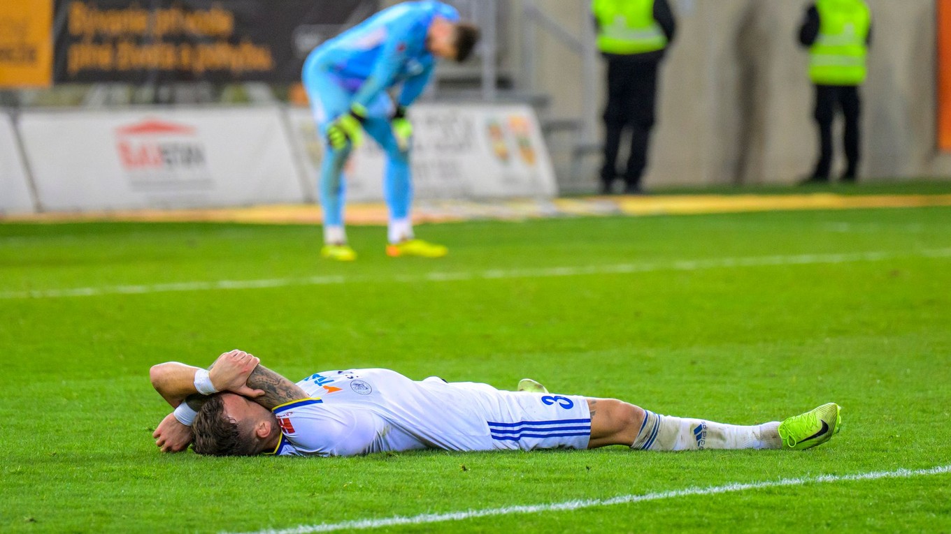 Smútok futbalistov Michaloviec z prehry proti FC Košice.