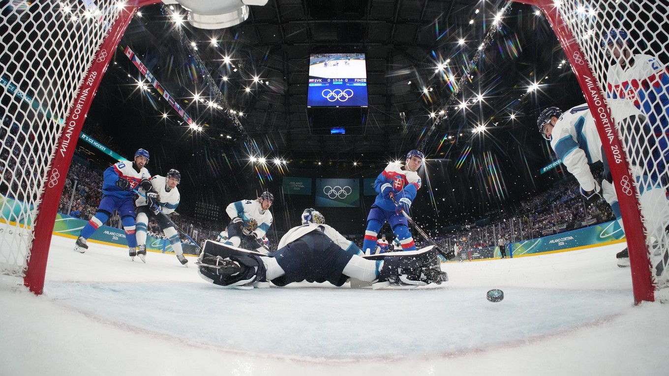 Juraj Slafkovský strieľa gól v zápase Slovensko - Fínsko na hokejovom turnaji na ZOH 2026. 