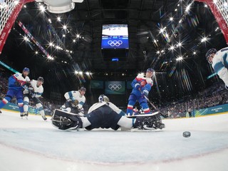 Juraj Slafkovský strieľa gól v zápase Slovensko - Fínsko na hokejovom turnaji na ZOH 2026. 