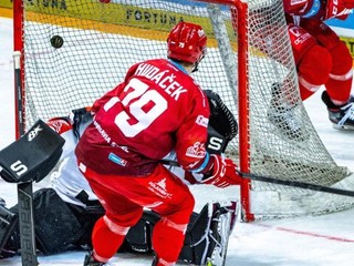 Libor Hudáček strieľa gól v zápase Sparta Praha - Třinec.