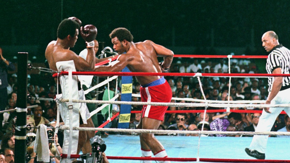 Súboj Muhammad Ali (vľavo) vs. George Foreman z 30. októbra 1974. Vpravo rozhodca Zack Clayton.