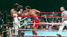 Súboj Muhammad Ali (vľavo) vs. George Foreman z 30. októbra 1974. Vpravo rozhodca Zack Clayton.