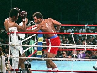 Súboj Muhammad Ali (vľavo) vs. George Foreman z 30. októbra 1974. Vpravo rozhodca Zack Clayton.