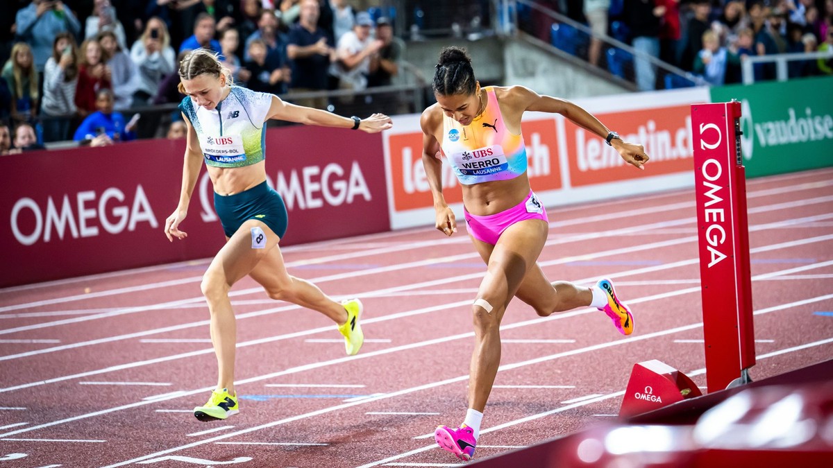 Audrey Werrová (vpravo) a Femke Broedersová-Bolová v cieli behu na 800 m v Lausanne 2026.
