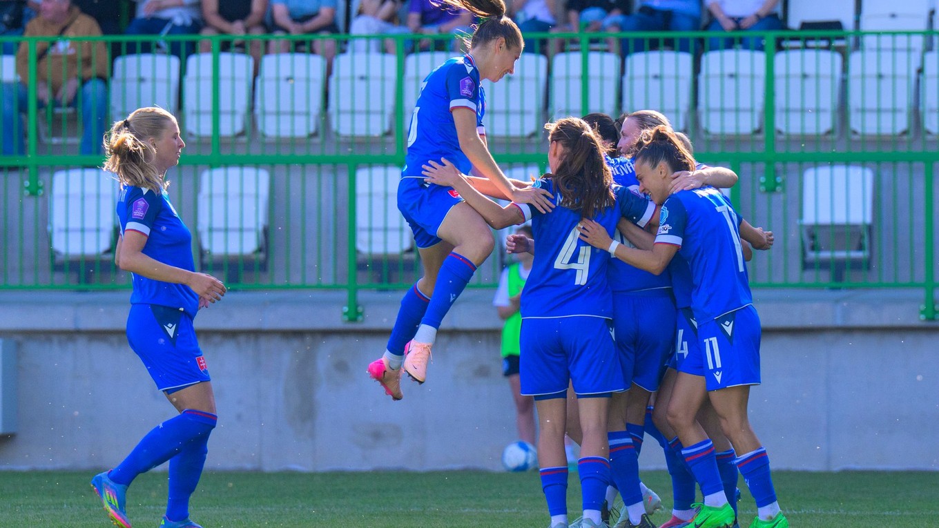 Radosť futbalistiek Slovenska z gólu počas 5. kola 1. skupiny C-divízie Ligy národov žien vo futbale Slovensko - Gibraltár.