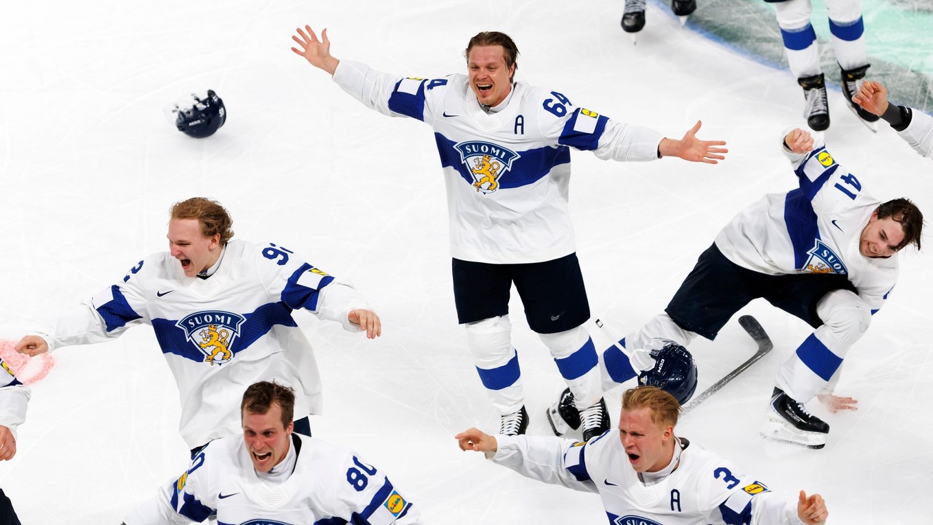 Hokejisti Fínska oslavujú zisk titulu majstrov sveta