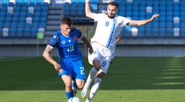 Samuel Kopásek (vľavo) a Ioannis Niarchos v prípravnom zápase Slovensko U21 - Grécko U21.