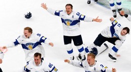 Hokejisti Fínska oslavujú zisk titulu majstrov sveta